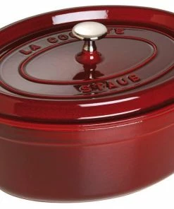Staub Cocotte Oval Aus Gusseisen In Grenadine