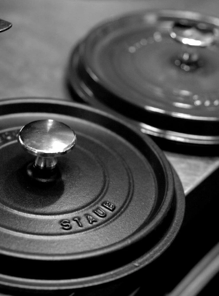 Staub Cocotte Rund Aus Gusseisen In Schwarz – Bild 7